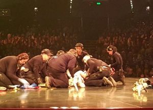 Un acróbata del Cirque du Soleil cayó al piso en plena función y tuvo que ser atendido de urgencia