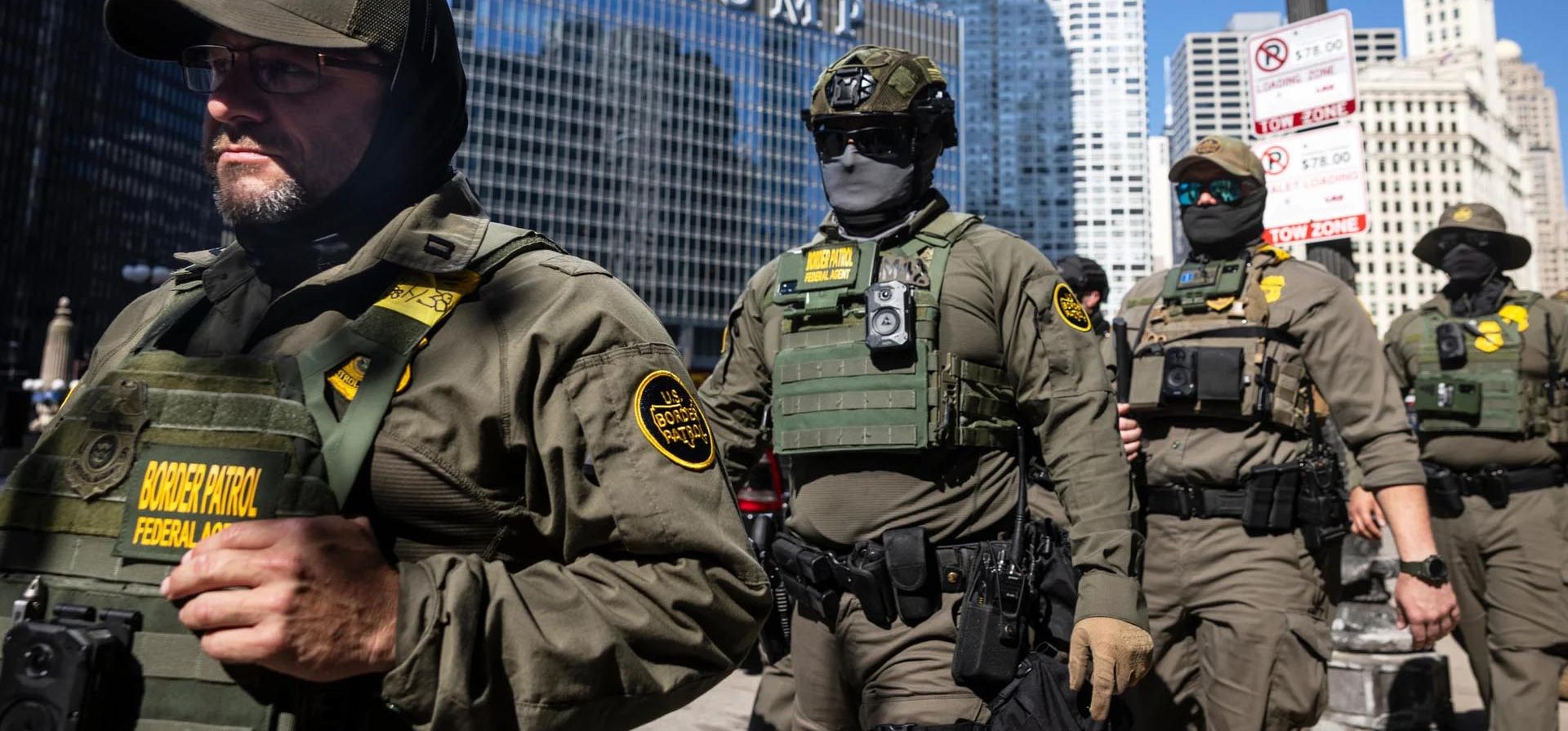 Agentes federales del Servicio de Inmigración y Control de Aduanas (ICE) y Border caminan por West Wacker Drive en el distrito comercial de The Loop, Chicago, Estados Unidos. Fotografía: Ashlee Rezin/AP