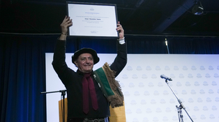 Monchito Merlo recibió el reconocimiento de la Cámara baja con evidente emoción y agradeció el acompañamiento del público y su familia.