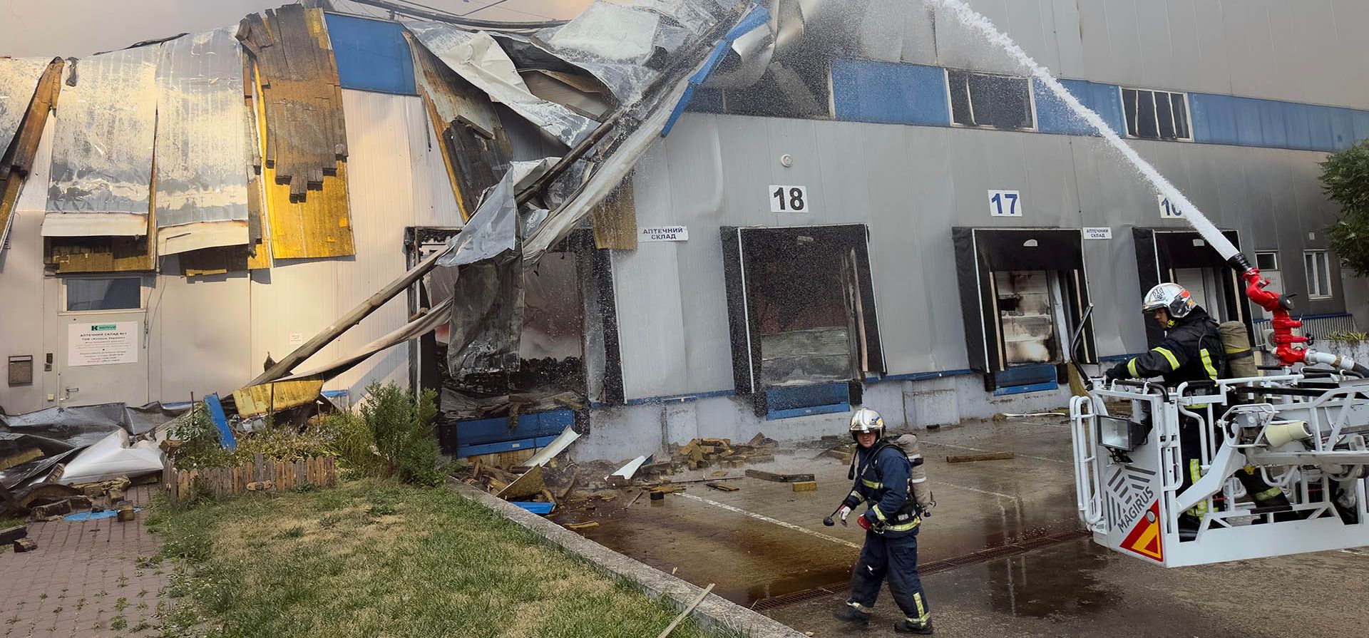 Servicios de emergencia trabaja para extinguir un incendio en almacenes de productos farmacéuticos luego de un ataque aéreo ruso cerca de Kiev, Ucrania, el 3 de septiembre de 2026. (Foto AP/EIgnatius Ivlev-Yorke)