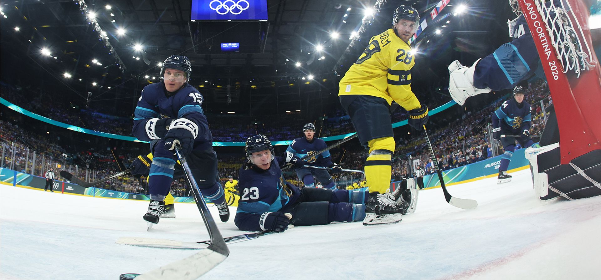 El finlandés Anton Lundell (izquierda) realiza una atajada en la línea de gol durante un partido de la ronda preliminar de hockey sobre hielo masculino entre Finlandia y Suecia en los Juegos Olímpicos de Invierno de 2026, en Milán, Italia, el viernes 13 de febrero de 2026. (Bruce Bennett/Pool Photo vía AP) El finlandés Anton Lundell (izquierda) realiza una atajada en la línea de gol durante un partido de la ronda preliminar de hockey sobre hielo masculino entre Finlandia y Suecia en los Juegos Olímpicos de Invierno de 2026, en Milán, Italia, el viernes 13 de febrero de 2026. (Bruce Bennett/Pool Photo vía AP)