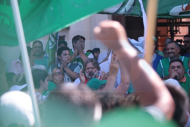 Estatales y docentes marcharon a Casa de Gobierno en repudio del techo del 18% y denunciaron aprietes