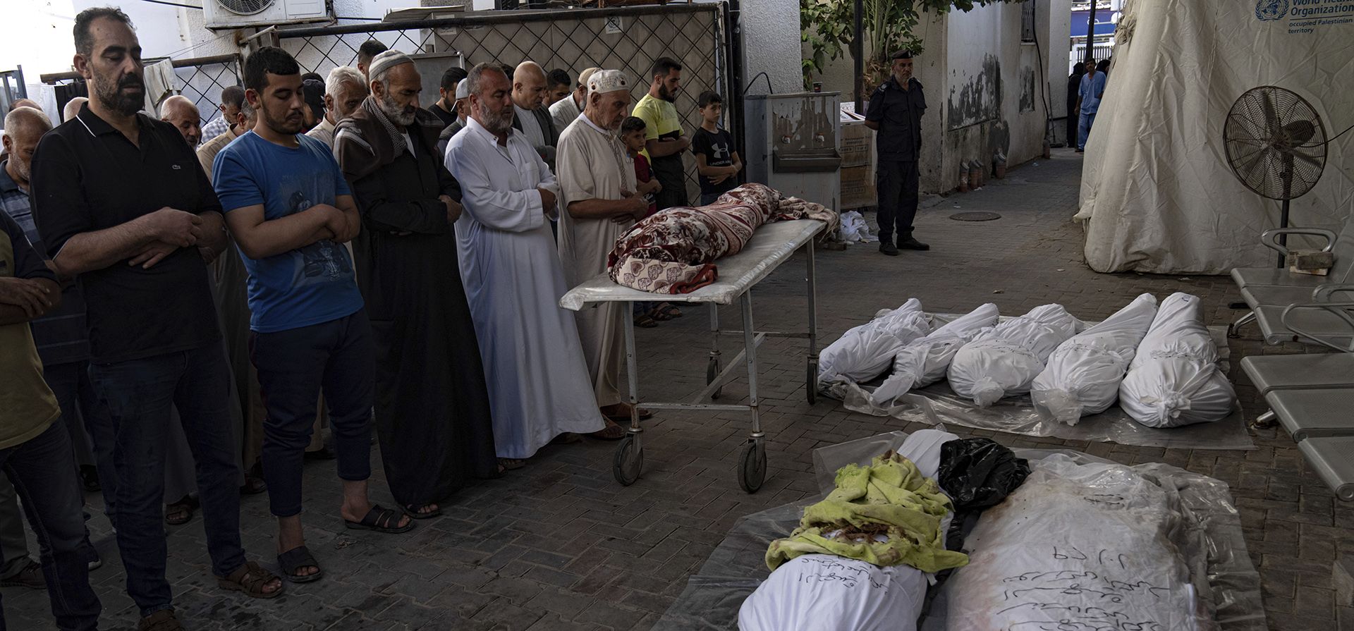 Los palestinos lloran a sus familiares muertos en el bombardeo israelí de la Franja de Gaza en Rafah, el lunes 30 de octubre de 2023. (Foto AP/Fatima Shbair) Los palestinos lloran a sus familiares muertos en el bombardeo israelí de la Franja de Gaza en Rafah, el lunes 30 de octubre de 2023. (Foto AP/Fatima Shbair)
