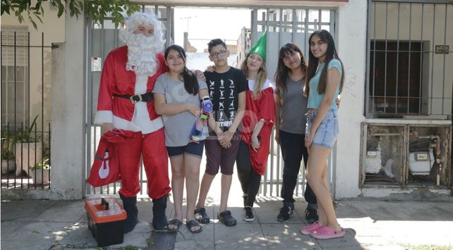 Gino Tubaro repartió prótesis 3D a niños y niñas por la Navidad