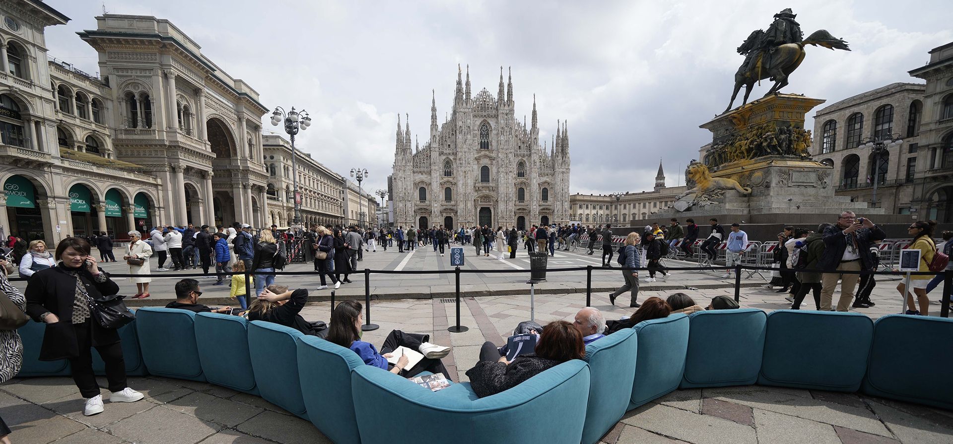 La gente se relaja en la instalación de Divani & Divani, frente a la catedral gótica de Milán, parte de la exposición Design Fair, en Milán, Italia, el viernes 21 de abril de 2023. (Foto AP/Luca Bruno)