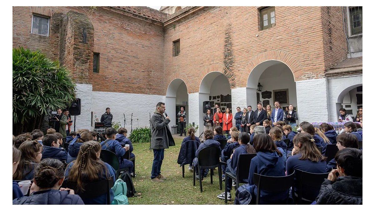 San Lorenzo distinguió a los estudiantes que hicieron el video con música de Oasis