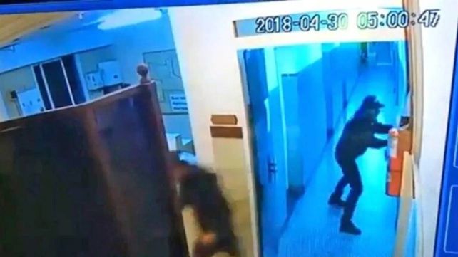 Una imagen de una cámara de seguridad en el momento del intento de copamiento de la comisaría de San Justo.