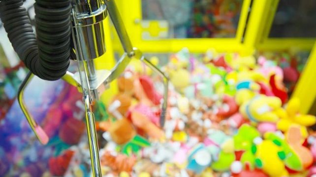 Detuvieron a dos chicos por robar peluches de una expendedora en un súper