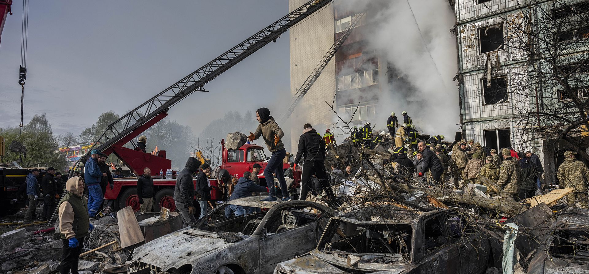 Tras un ataque ruso, los socorristas retiran los escombros de un edificio residencial en Uman, en el centro de Ucrania, el viernes 28 de abril de 2023. (Foto AP/Bernat Armangue)