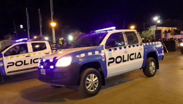 Neuquén: dejaron a su bebé en un auto, se fueron a bailar y lo rescató la Policía