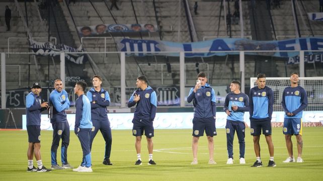 Los jugadores canallas pisaron el césped del Kempes. Entra Infantino por Malcorra y sigue Giaccone.