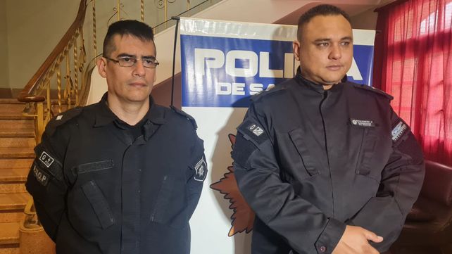 El oficial de policía Alejandro Raúl Rojas y el subinspector Juan Carlos Riccomini que ayudaron al nene picado por un alacrán