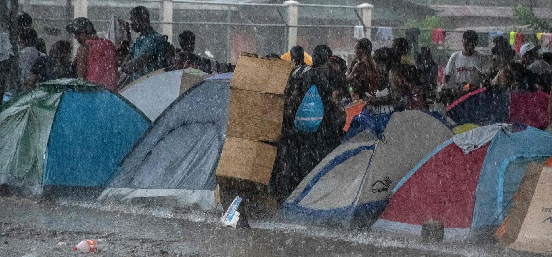 Paso Canoas, Costa Rica. La gente se refugia de la lluvia a unas 185 millas al sur de San José, en la provincia de Puntarenas. Un flujo cada vez mayor de personas llega todos los días a la ciudad de Paso Canoas, el principal cruce fronterizo entre Panamá y Costa Rica, golpeada después de cruzar la selva del Tapón del Darién en su camino hacia los Estados Unidos. Fotografía: Ezequiel Becerra/AFP/Getty Images Paso Canoas, Costa Rica. La gente se refugia de la lluvia a unas 185 millas al sur de San José, en la provincia de Puntarenas. Un flujo cada vez mayor de personas llega todos los días a la ciudad de Paso Canoas, el principal cruce fronterizo entre Panamá y Costa Rica, golpeada después de cruzar la selva del Tapón del Darién en su camino hacia los Estados Unidos. Fotografía: Ezequiel Becerra/AFP/Getty Images