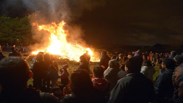 Ritual. La celebración convocó a muchas familias que fueron parte del tradicional festejo. &nbsp;