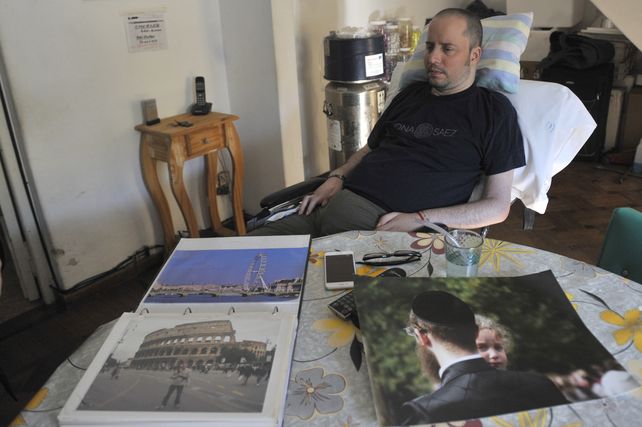 Pasado y presente. Pablo viajaba y sacaba fotos en los países que visitaba. Ahora quiere volver a vender cotillón.