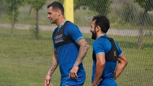 Entre Milton Caraglio y Lucas Gamba saldría el acompañante de Veliz en la ofensiva canalla.