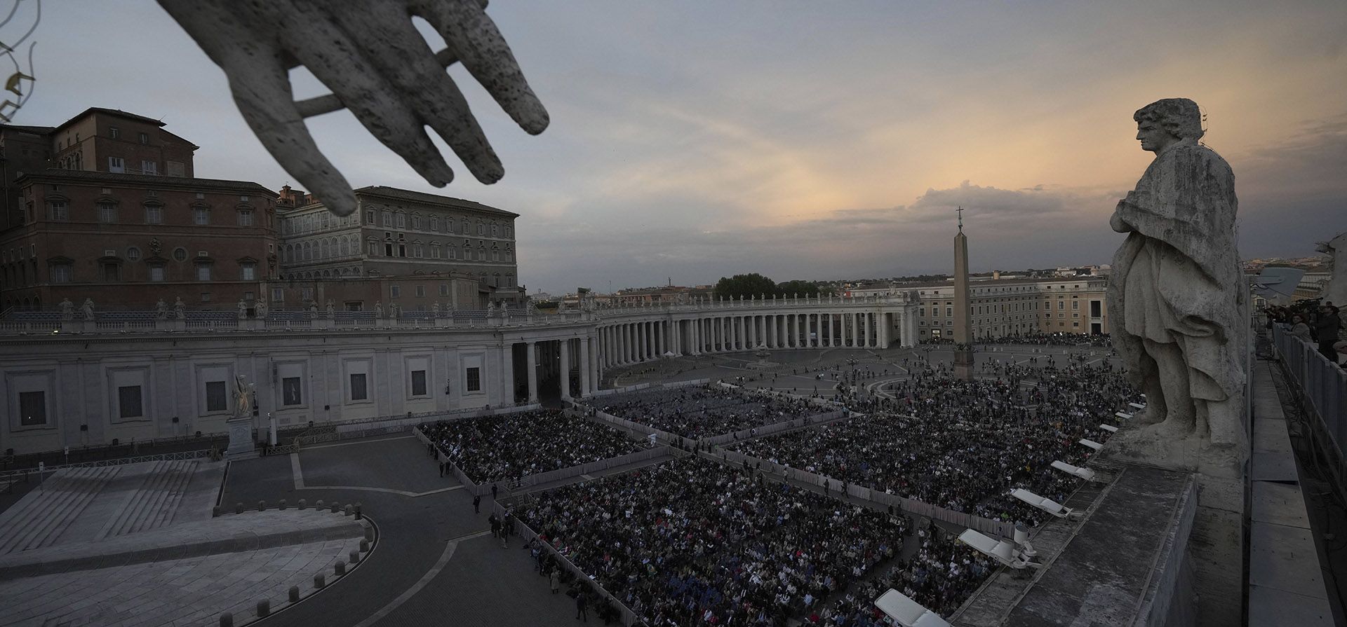 Fieles se reúnen para rezar el rosario por el difunto papa Francisco, en la plaza de San Pedro del Vaticano, el 21 de abril de 2025. (AP Foto/ Andrew Medichini) Fieles se reúnen para rezar el rosario por el difunto papa Francisco, en la plaza de San Pedro del Vaticano, el 21 de abril de 2025. (AP Foto/ Andrew Medichini)