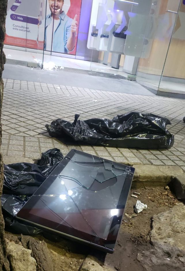 El monitor que el ladrón intentó llevarse quedó dañado en la vereda