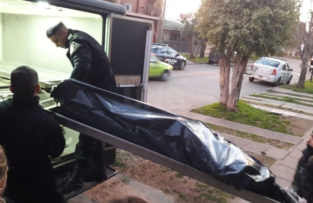 La policía retirando los cuerpos de la vivienda en barrio Guadalupe Oeste.