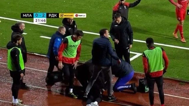 Conmoción en Europa: un entrenador se descompensó en un partido y murió minutos después.