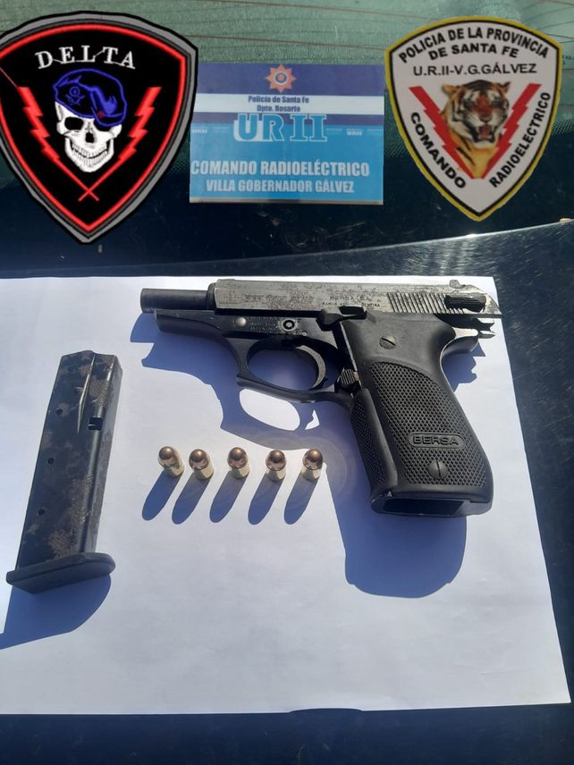 La policía de Villa Gobernador Gálvez detuvo a un joven de 15 años el lunes 15 de septiembre de 2025 y le secuestraron una pistola calibre 380.