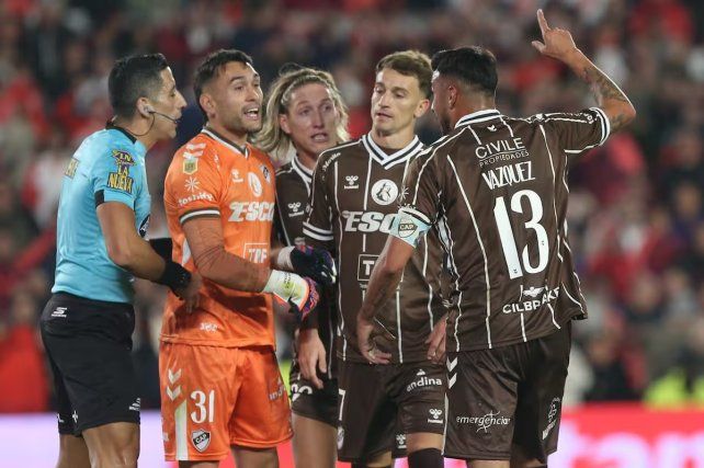 Qué le dijo Yael Falcón Pérez al arquero de Platense sobre el polémica penal para River