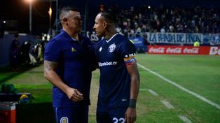 Jorge Almirón charla con Sebastián Villa antes del encuentro frente a los mendocinos.&nbsp;