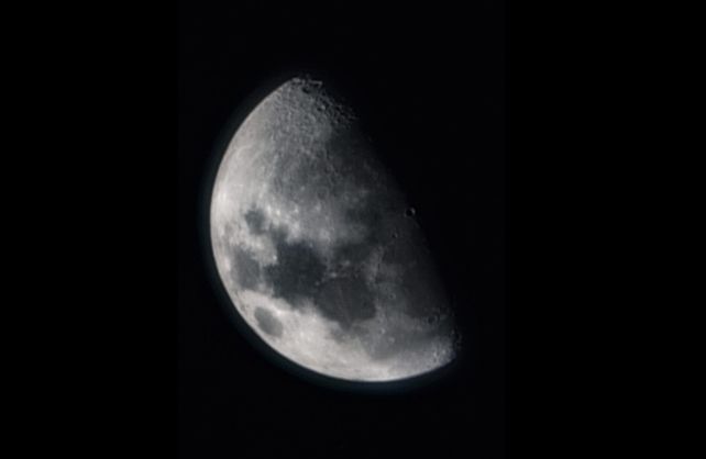 La cara luminosa de la luna: la historia de la recuperación del telescopio de la Biblioteca Vigil