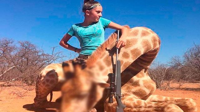 Una cazadora de 12 años causa indignación mundial