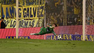 Al máximo. Ledesma se estira todo lo que puede y contiene su primer penal.