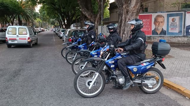 Policías de la Brigada Motorizada apostados en la zona de Urquiza entre Francia y Suipacha. 
