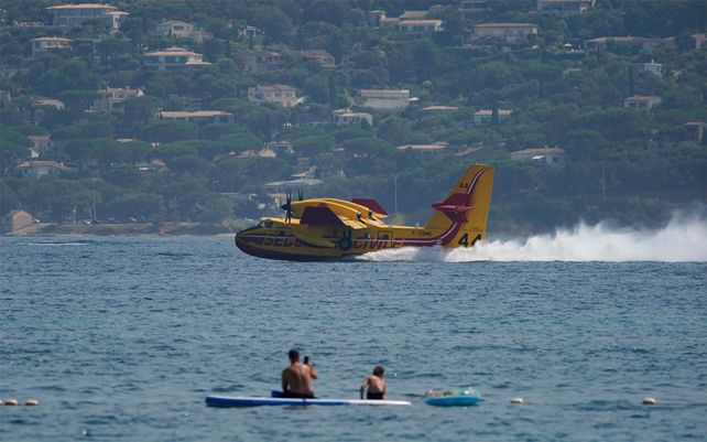 Un avión hidrante llena sus tanques con agua en la bahía de Sainte-Maxime