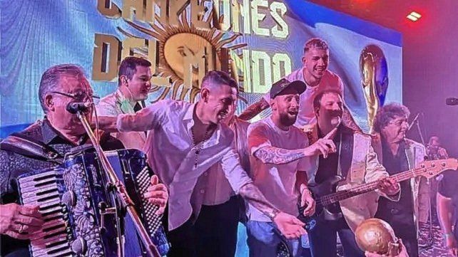 Lionel Messi festejando con Ángel Di María y Los Palmeras