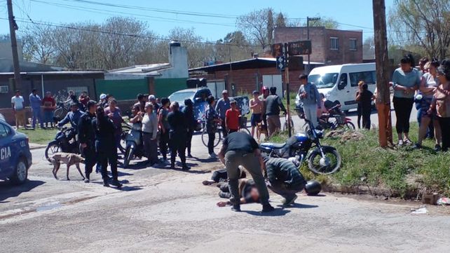 Ambos cuerpos yacían en la calzada tras sufrir el ataque a balazos.