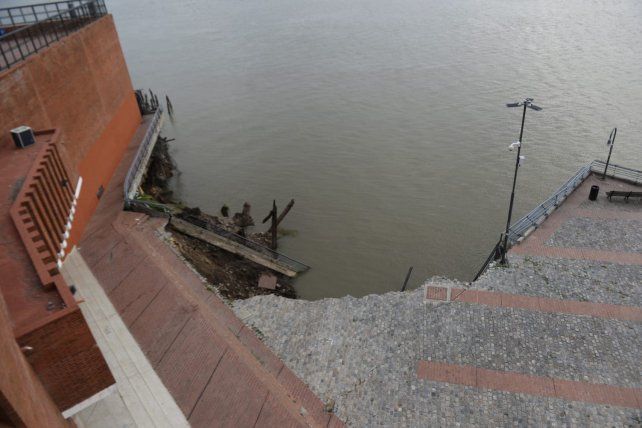 Con la luz de la ma&ntilde;ana quedaron al descubierto los da&ntilde;os que caus&oacute; el derrumbe de la barranca.