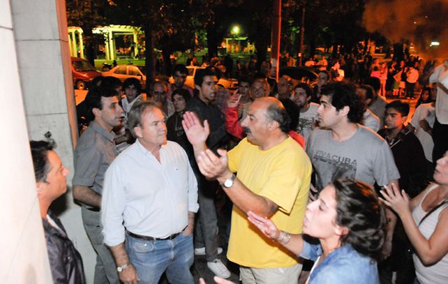 Los mayores incidentes se registraron frente a la comisaría juninense.
