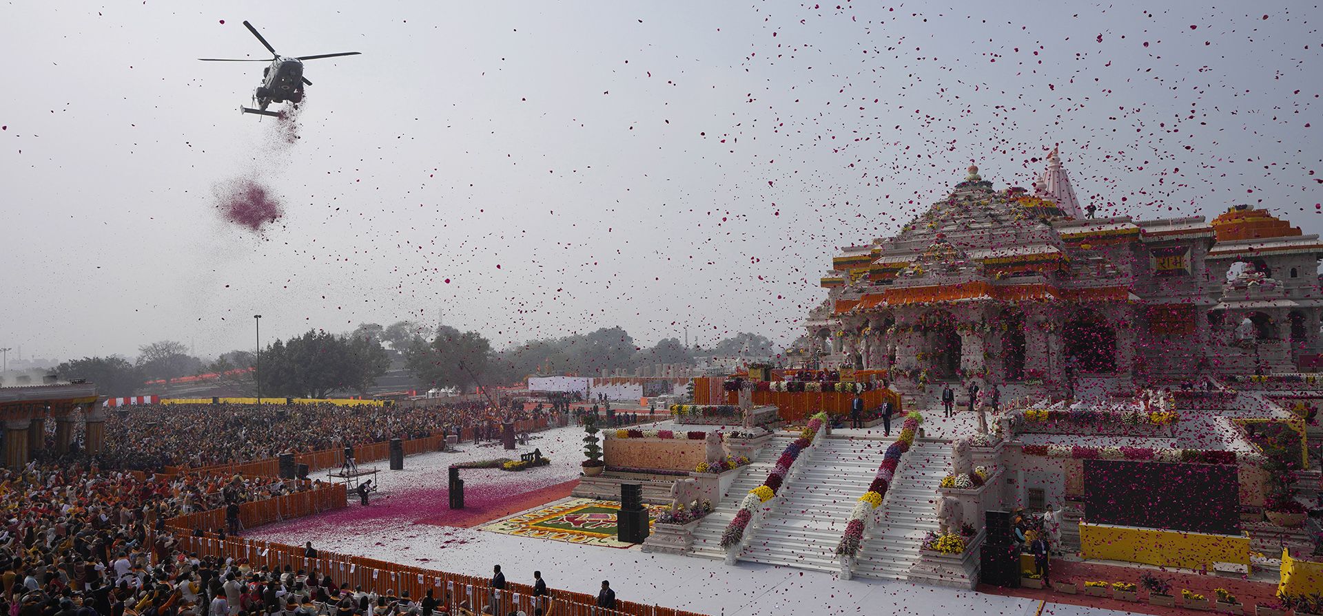 Un helicóptero de la Fuerza Aérea de la India arroja pétalos de flores durante la inauguración de un templo dedicado al Señor Ram del hinduismo en Ayodhya, India, el lunes 22 de enero de 2024. (Foto AP/Rajesh Kumar Singh) Un helicóptero de la Fuerza Aérea de la India arroja pétalos de flores durante la inauguración de un templo dedicado al Señor Ram del hinduismo en Ayodhya, India, el lunes 22 de enero de 2024. (Foto AP/Rajesh Kumar Singh)