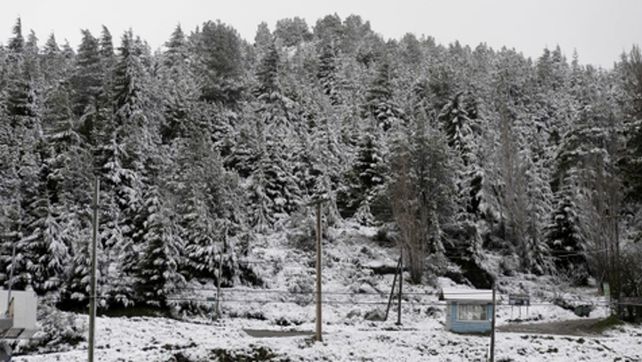 Bariloche. La nieve se acumuló ayer en el kilómetro 1 de calle Pioneros.&nbsp;