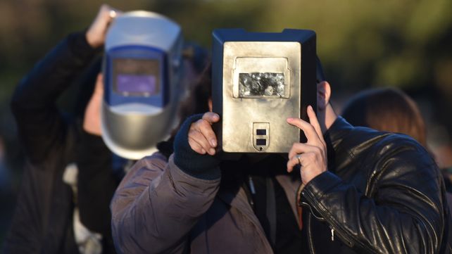 Una multitud de rosarinos fue al Planetario para ver el eclipse