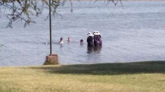 La extraña foto de mujeres que se bañan vestidas de cuello a rodillas
