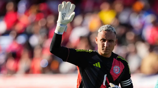 Keylor Navas saluda al público antes del comienzo del partido entre Costa Rica y Catalunya.