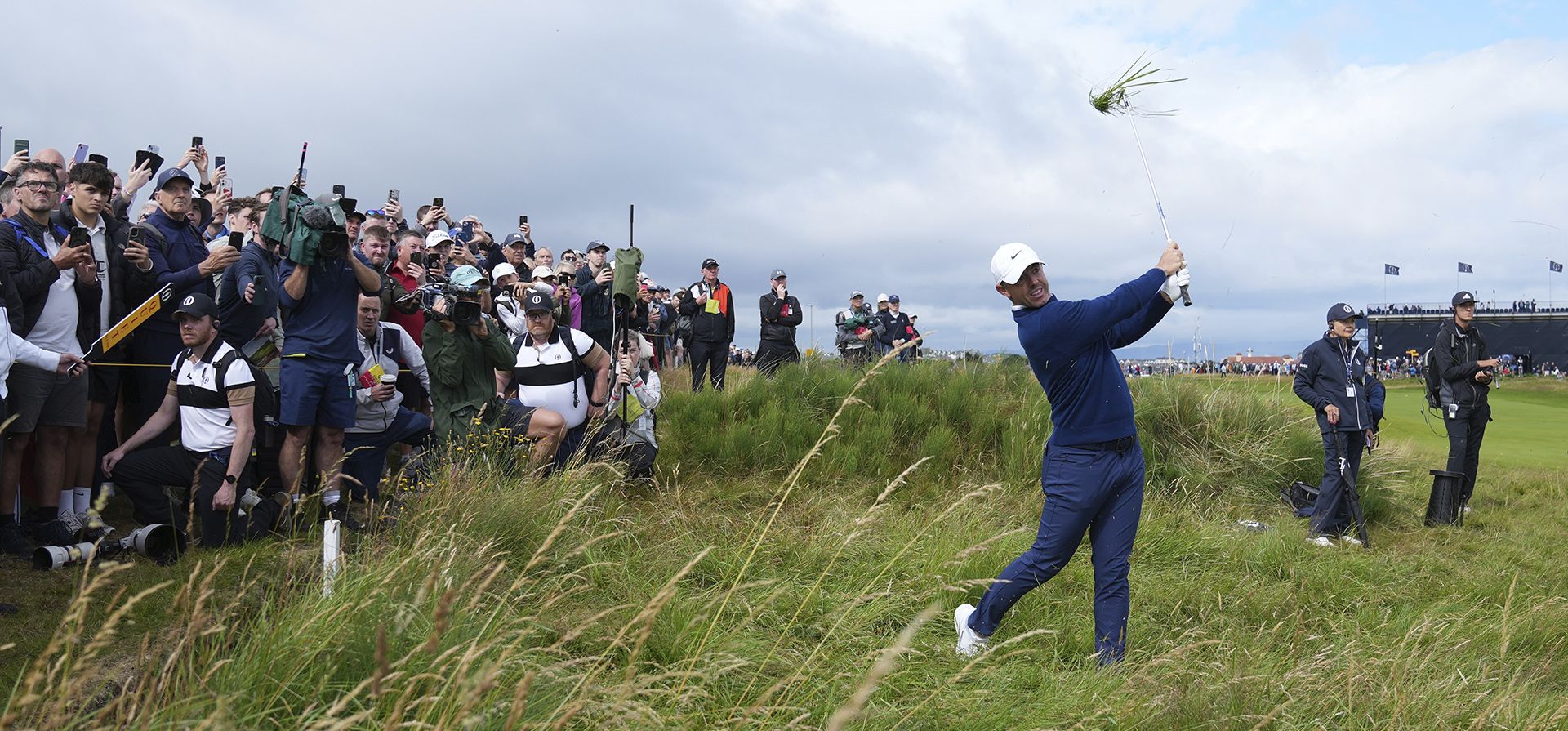 Rory McIlroy, de Irlanda del Norte, juega desde el rough en el segundo hoyo durante la segunda ronda del Abierto Británico de golf en el Royal Portrush Golf Club, Irlanda del Norte, el viernes 18 de julio de 2025. (Foto AP/Jon Super) Rory McIlroy, de Irlanda del Norte, juega desde el rough en el segundo hoyo durante la segunda ronda del Abierto Británico de golf en el Royal Portrush Golf Club, Irlanda del Norte, el viernes 18 de julio de 2025. (Foto AP/Jon Super)