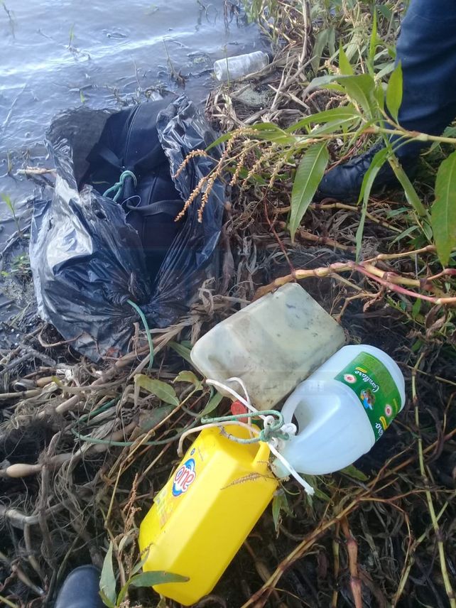 Encontraron otro bolso con droga atado a bidones flotando cerca de Villa Urquiza