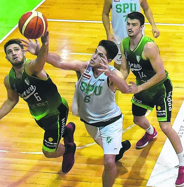 Lucha en las alturas. Sportsmen y Brown se sacaron chispas por cada rebote.