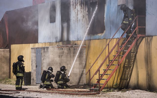 Un grupo de voluntarios trabaja en la extinción de un incendio provocado durante un simulacro como parte del nuevo curso de ingreso para 100 candidatos al Departamento de Bomberos de la Comunidad de Madrid.&nbsp;