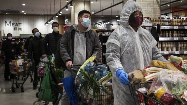 El coronavirus se ceba con Wuhan: 242 muertos y 15.000 infectados en un día