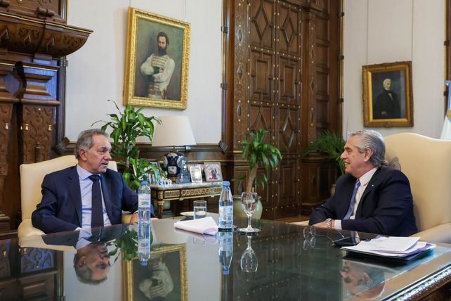 Otra foto de unidad. El presidente recibió en la Rosada al embajador argentino en Brasil.