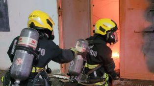 Se incendió un supermercado tras la tormenta e internaron a una joven de 18 años