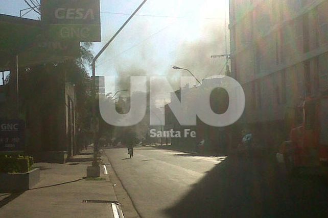 Empleados de un boliche cortan el tránsito en Rivadavia y Bulevar