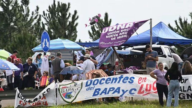 Docentes de Misiones piden mejoras en salarios y condiciones laborales a la vera de la ruta 12. Se suman a los policías que acampan desde la semana pasada en Posadas
